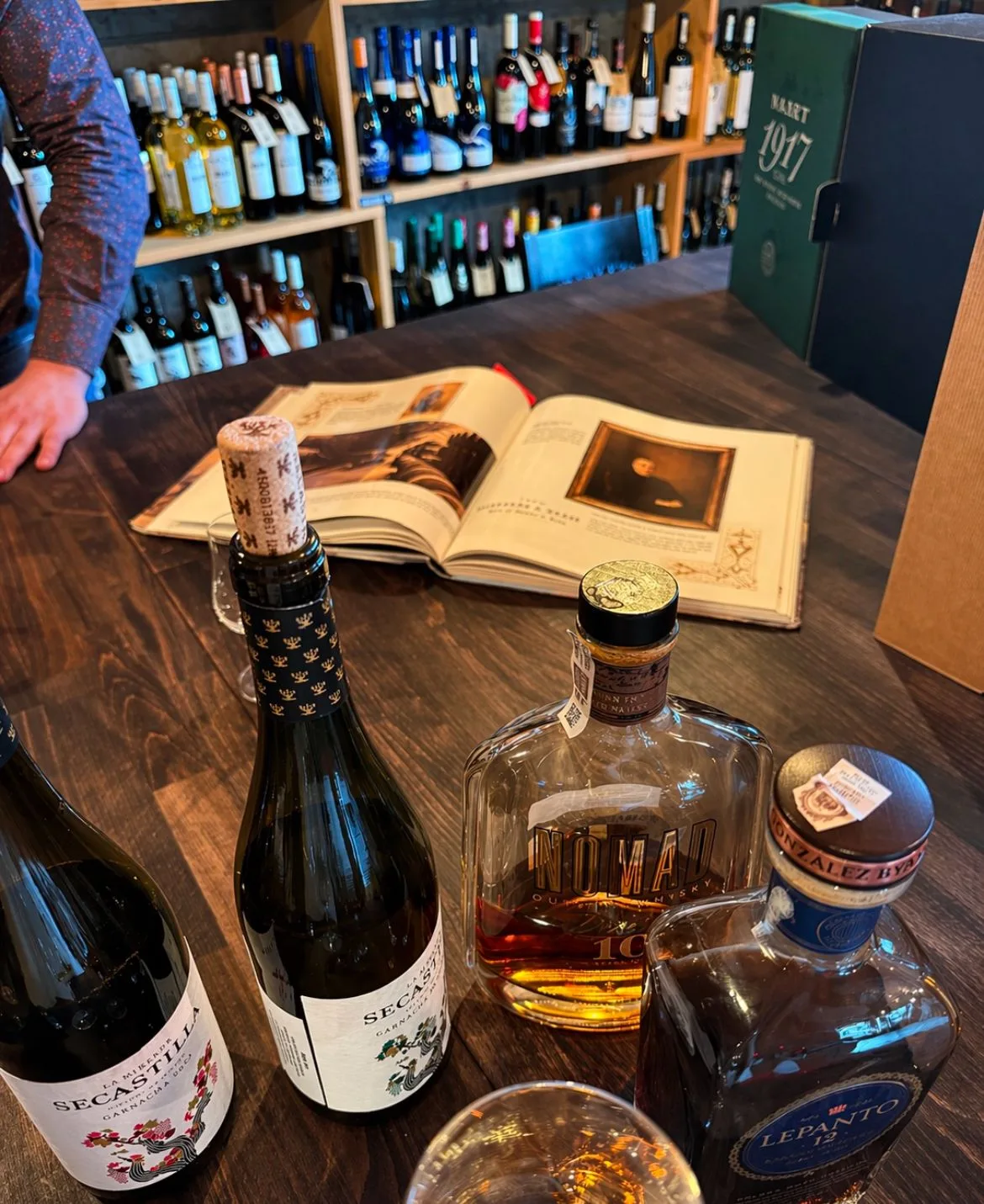 Butelki win i whisky przygotowane do degustacji
